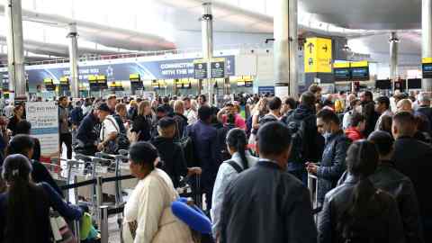 Aeroportul Heathrow este obligat să reducă taxele de aterizare, după lobby-ul companiilor aeriene