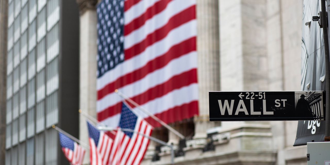 Dow Jones avanseaza in timp ce comerciantii se uita la