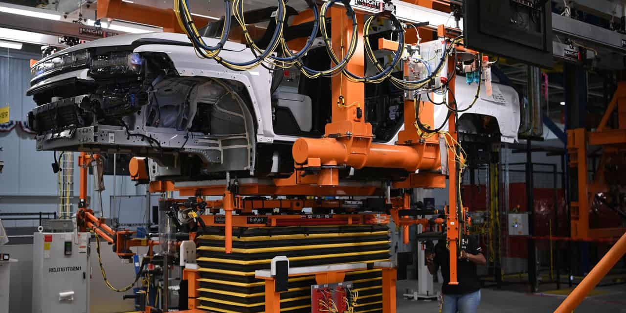 Fabricile americane se contractă pentru a treia lună consecutiv, potrivit ISM