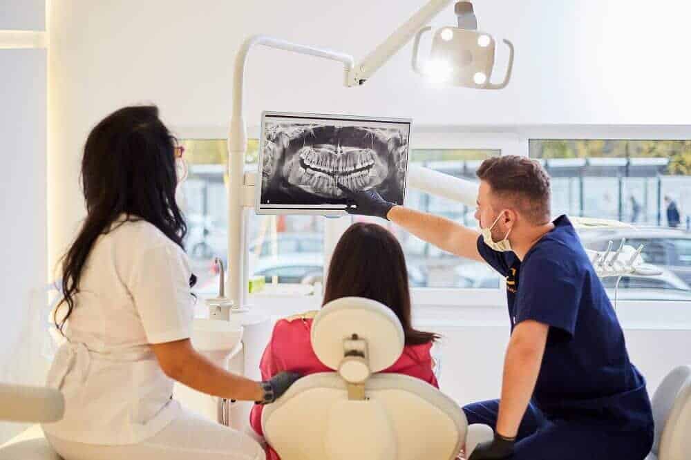 Cel mai bun pret implant dentar la Dentaline Clinic iti garanteaza un zambet de milioane !