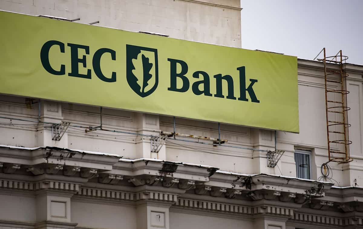 Fitch confirmă ratingul BB al CEC Bank înaintea listării obligațiunilor băncii la BVB