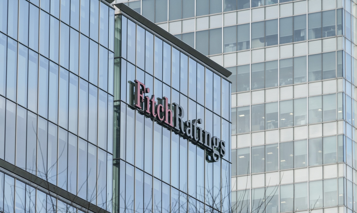 Fitch îmbunătățește perspectiva României la stabilă, pe fondul unei „relative stabilități politice”