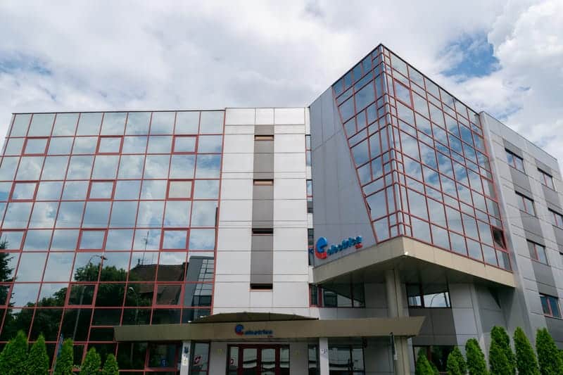 Fitch menține ratingul companiei românești de distribuție a energiei electrice Electrica la BBB-/negativ