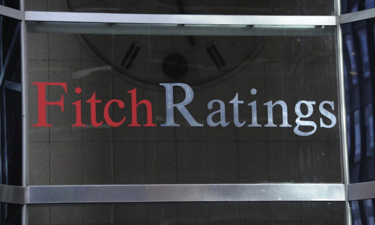 Fitch revizuieste ratingul Romaniei la stabil de la negativ la