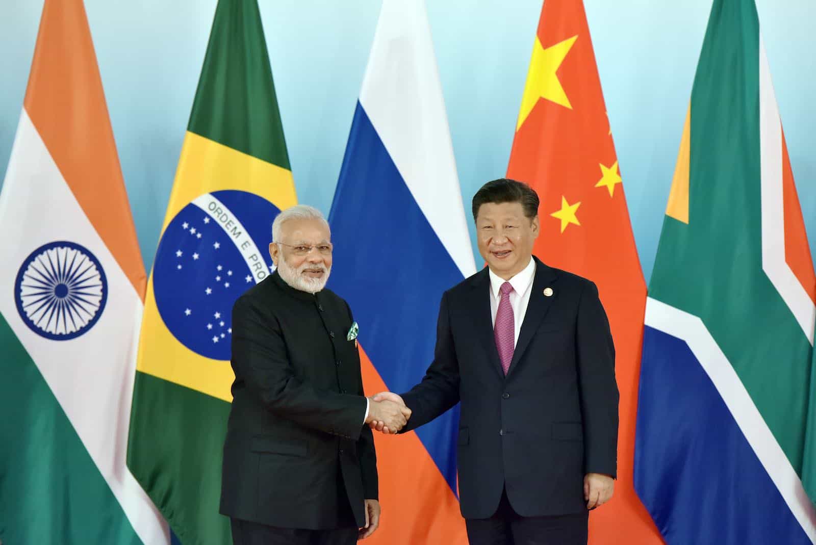 Care sunt diferenţale economice şi demografice dintre India şi China?