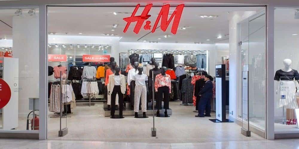 H&M va închide sute de magazine pe măsură ce transferul online avansează