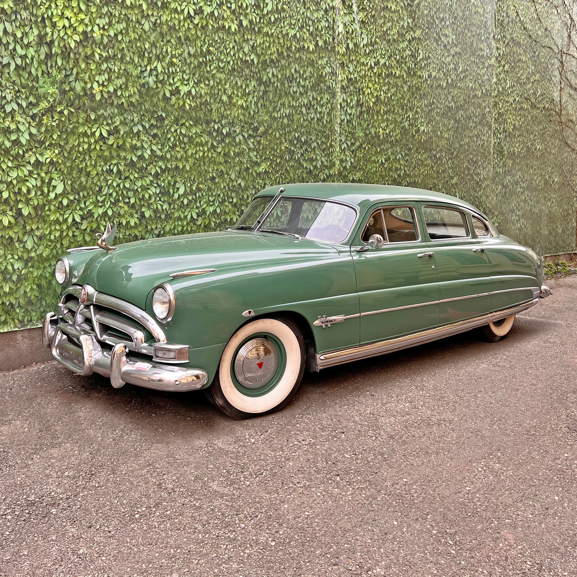 Hudson Hornet din 1951, prima mașină înscrisă în cursele NASCAR, scoasă la licitație în București