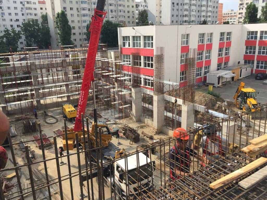 Construirea a 12 complexuri cu o capacitate cuprinsă între 3.000 şi 30.000 de locuri