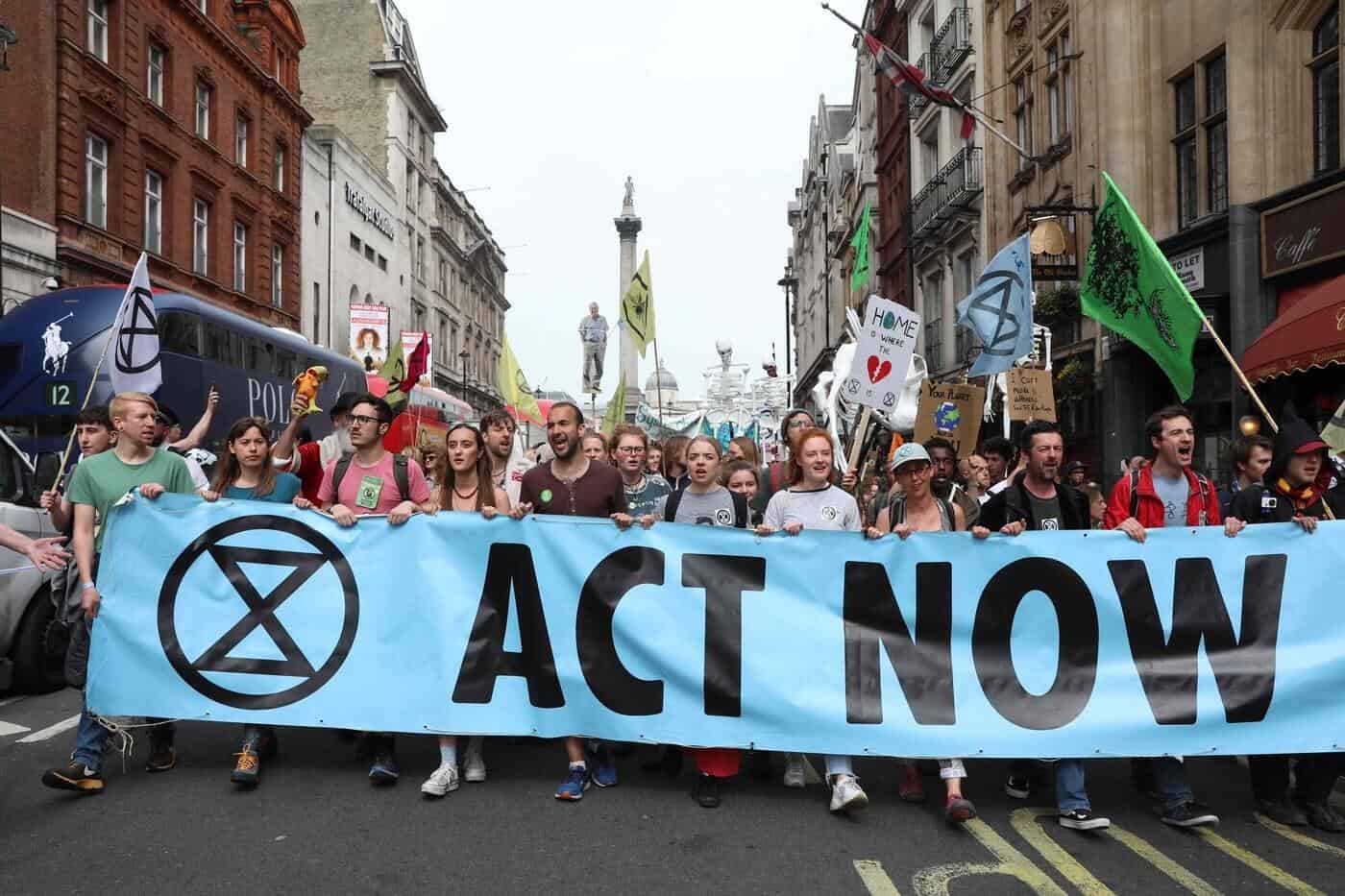 Protestele de la Londra față de schimbările climatice s-au extins; 135 de persoane, reținute