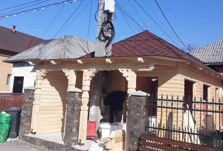Maramureșean amendat după ce a zidit un spațiu în fața casei, în jurul unui stâlp de electricitate