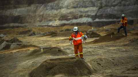 Minerul aurifer Newmont majoreaza oferta de preluare a rivalului Newcrest