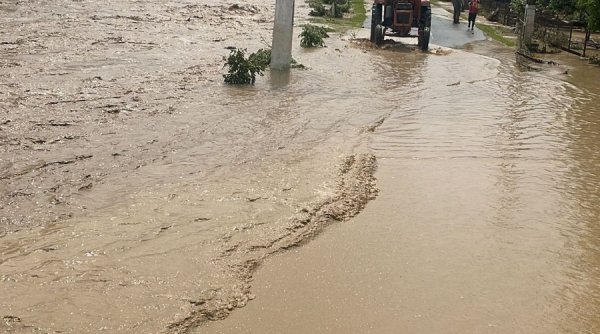 Natura s a dezlantuit Drumuri distruse de viitura si sate izolate