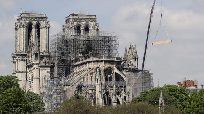 Sub catedrala Notre Dame din Paris s-a găsit o comoară extraordinară – statui, sculpturi, morminte și piese dintr-un paravan original datând din secolul al XIII-lea