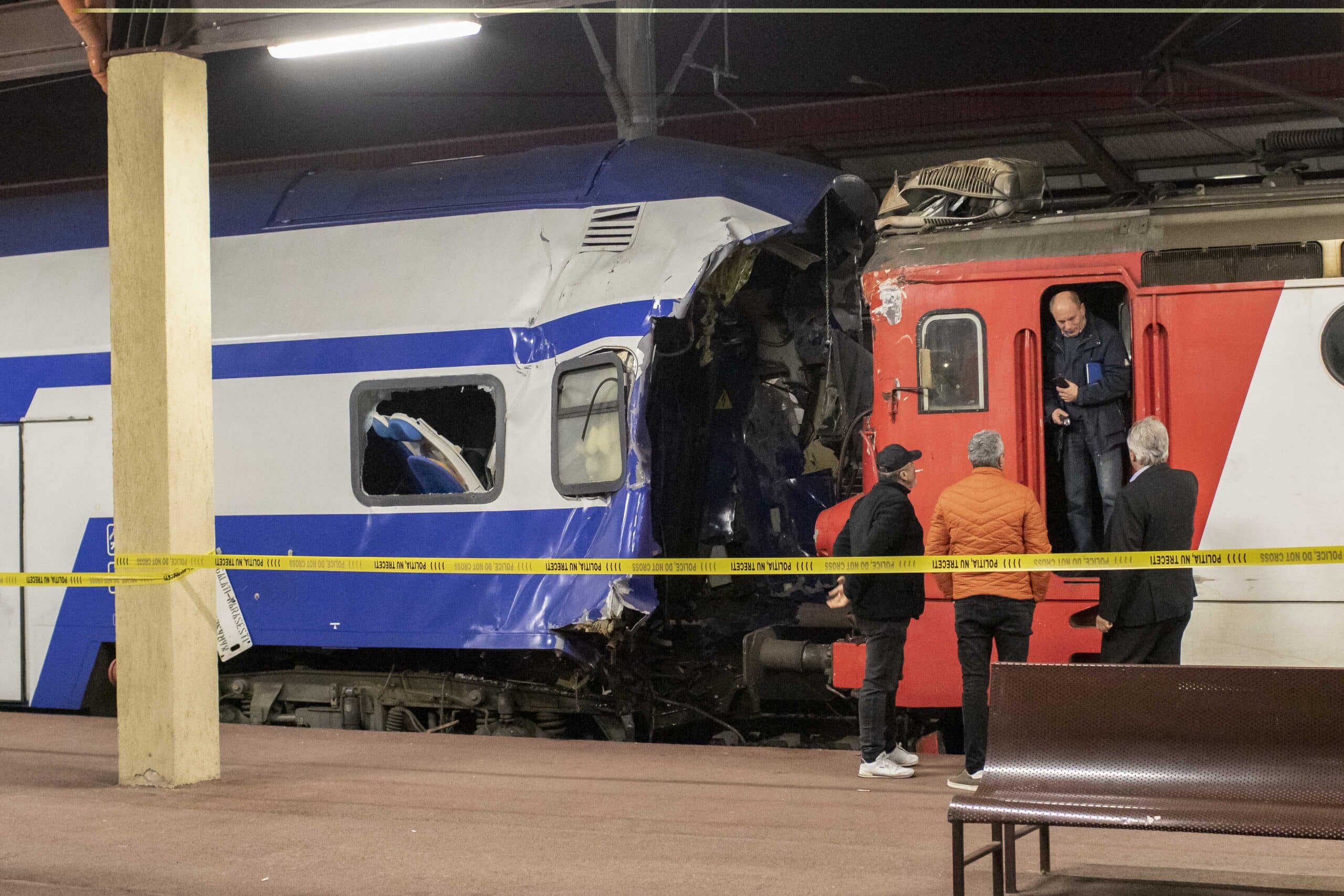 O locomotivă a intrat într-un tren staționat în România, omorând un conductor