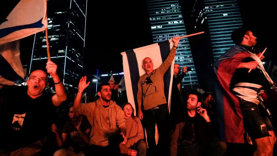 Benjamin Netanyahu cedează presiunii publice în urma protestelor în masă