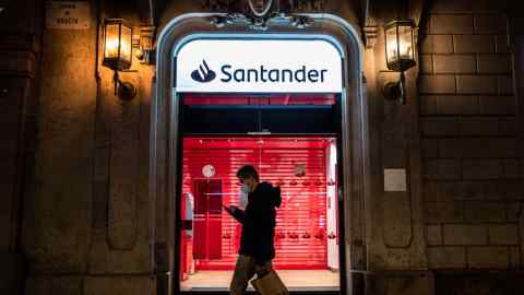 Profitul Santander a fost afectat de o lovitura de 224