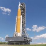 Racheta SLS care este pe rampa de lansare de la Cape Canaveral