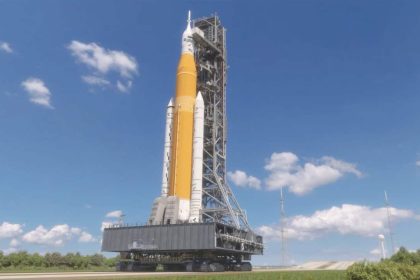 Racheta SLS care este pe rampa de lansare de la Cape Canaveral