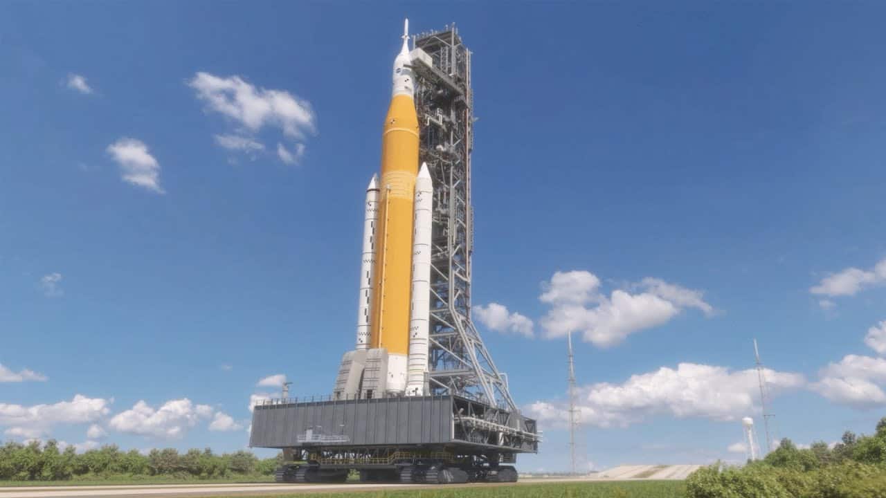 Racheta SLS care este pe rampa de lansare de la Cape Canaveral