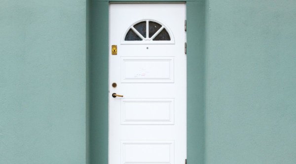 Cum se întreține feroneria unei uși din casa ta?