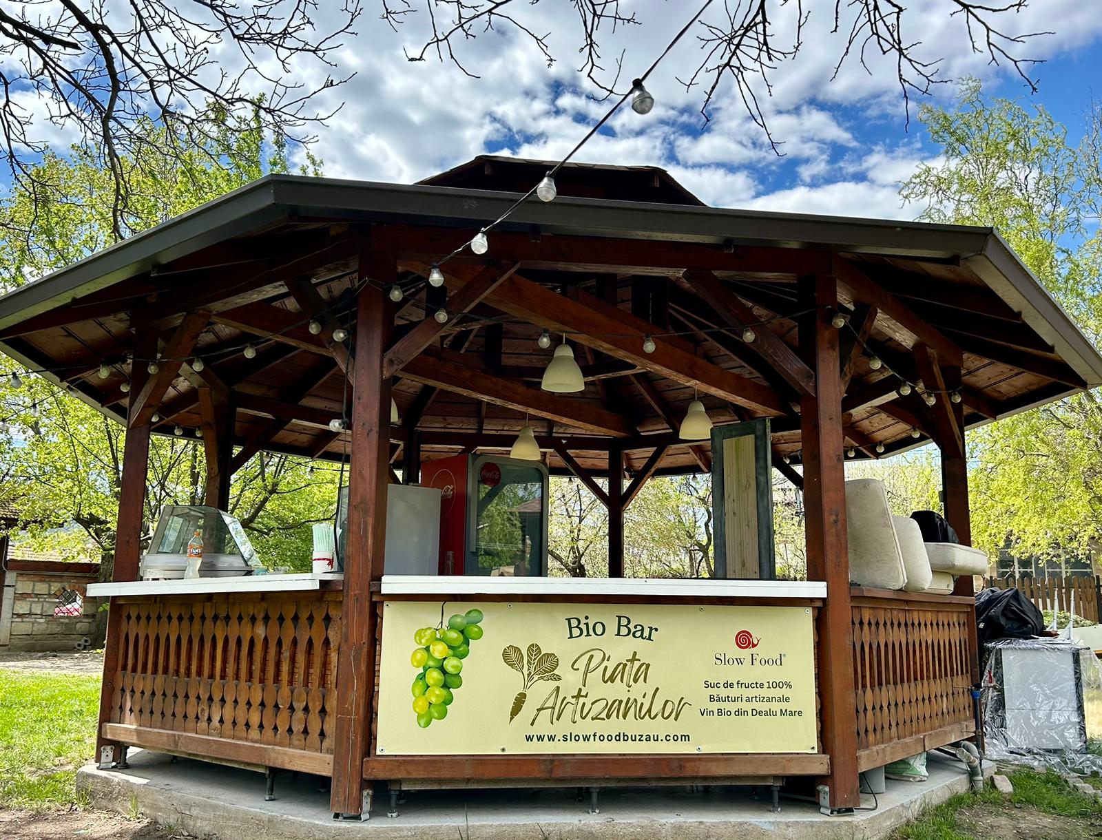Regiunea Buzău din România găzduiește o piață slow food  și o piață de artizani pentru a promova producătorii locali