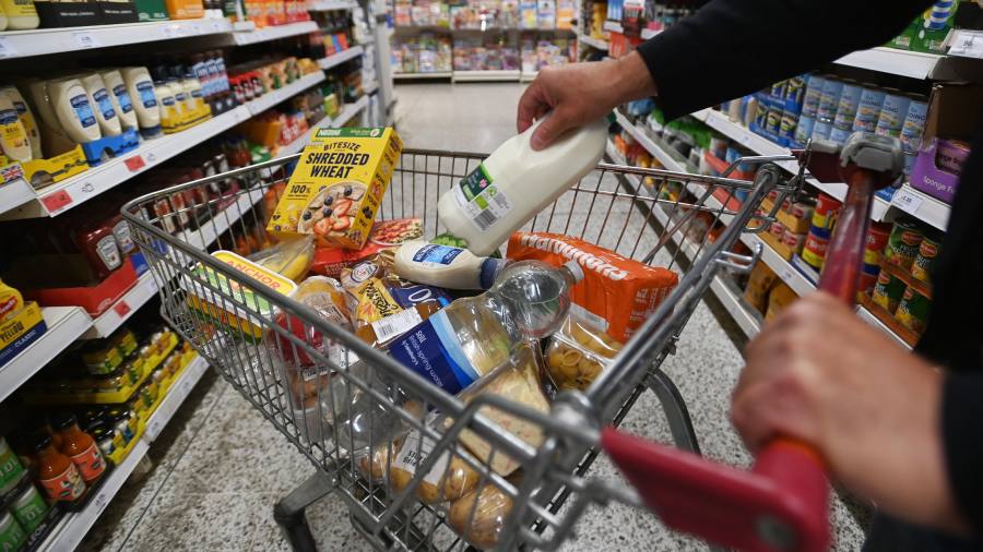 Rishi Sunak va cere supermarketurilor să limiteze prețul alimentelor de bază