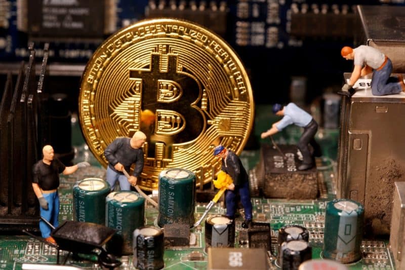 Românii amatori de criptomonede au fost victime ale unei scheme piramidale