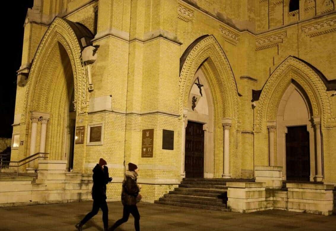 Pe măsură ce Biserica Poloniei îmbrățișează politica, catolicii pleacă