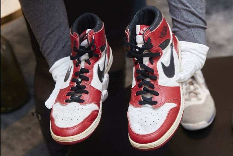 Adidașii din sezonul debutant al lui Michael Jordan sunt de vânzare la Sotheby’s