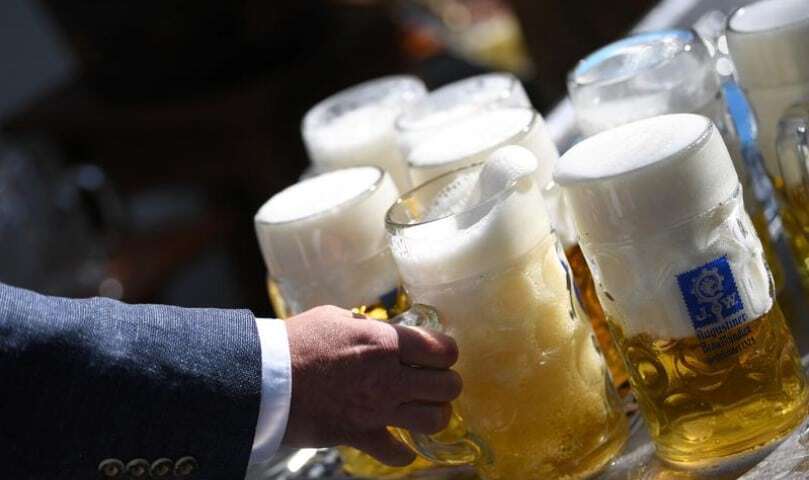 Berarii germani siliți să arunce berea nevândută caută ajutor de la stat, la fel ca și pub-urile
