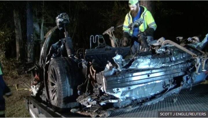 Doi bărbați uciși într-un accident auto cu o mașină Tesla, „fără șofer” pe scaun