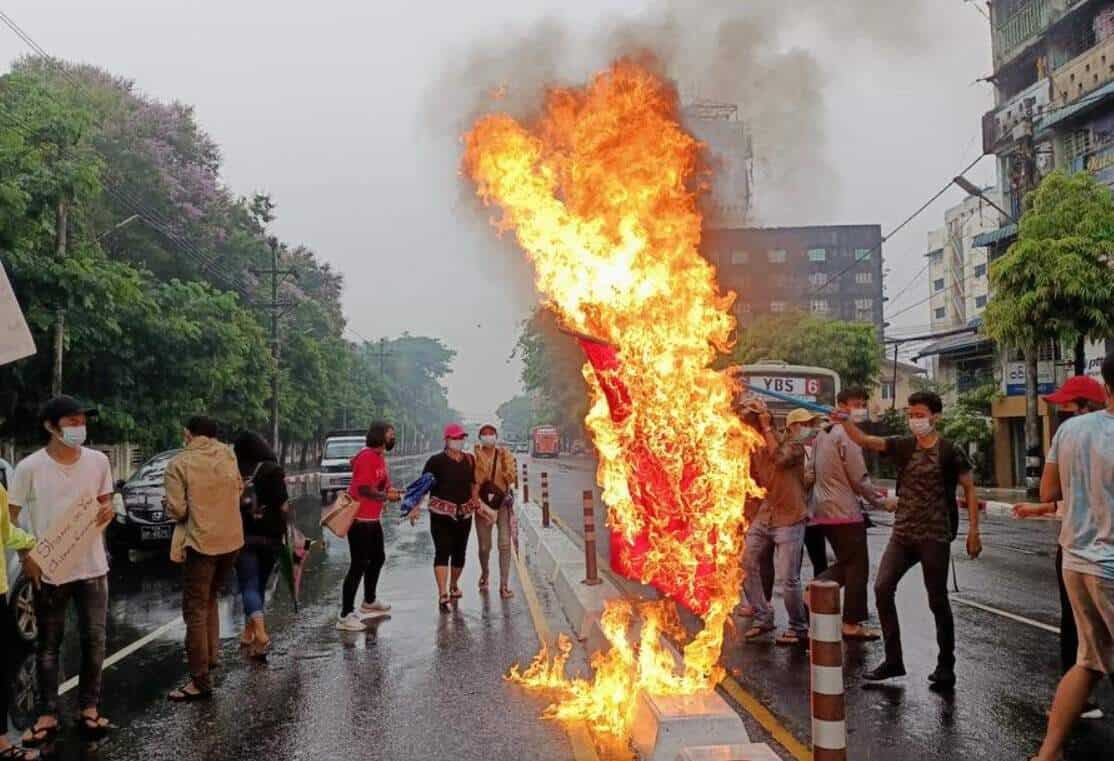 În Myanmar izbucnesc ciocniri armate între trupe și protestatari anti-junta, SUA extinde sancțiunile