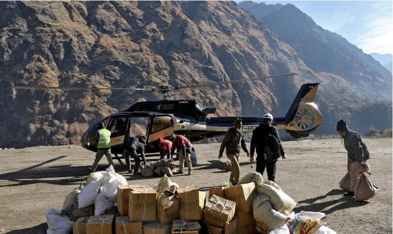 Elicopterul din Himalaya îi ajută pe sătenii afectați de inundații să ajungă acasă, pentru a jeli