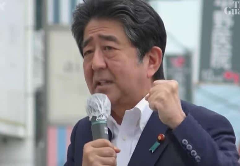 Cum a fost posibilă asasinarea fostului premier Shinzo Abe în plină zi de la o distanţă mică?