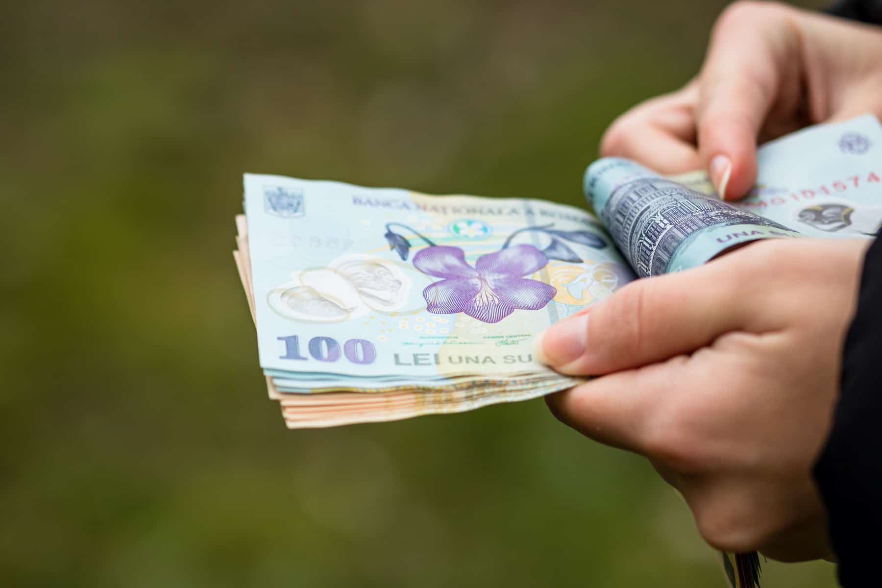 Un raport Revolut analizează impactul inflației și al prețurilor mari asupra românilor