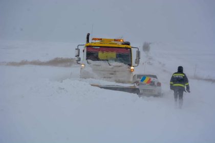 Vremea rece loveste nord estul Romaniei inchizand drumuri si scoli