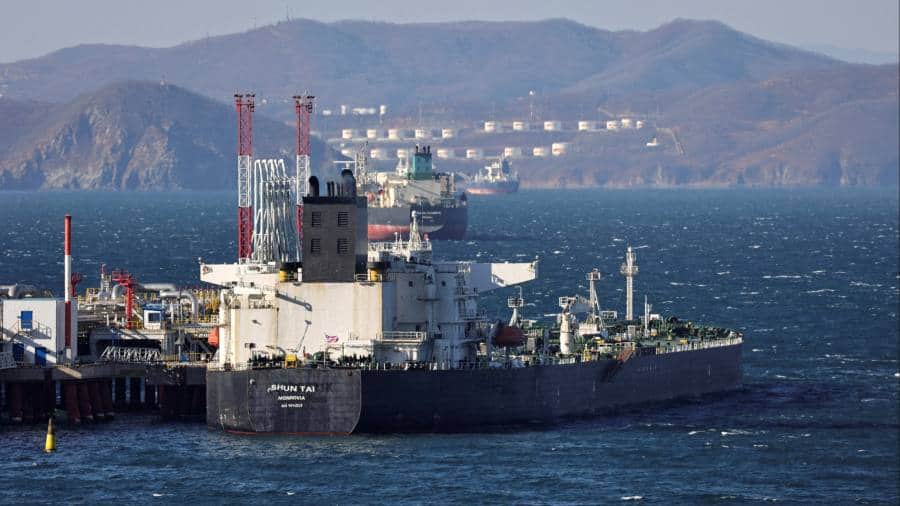 Rusia va reduce producția de petrol ca răspuns la limitarea prețurilor din vest