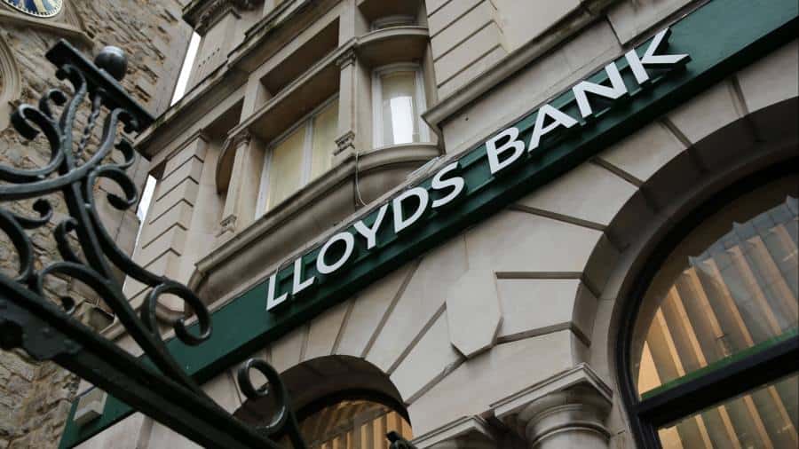Lloyds promite o răscumpărare de acțiuni în valoare de 2 miliarde de lire sterline, în condițiile în care profiturile aproape se dublează