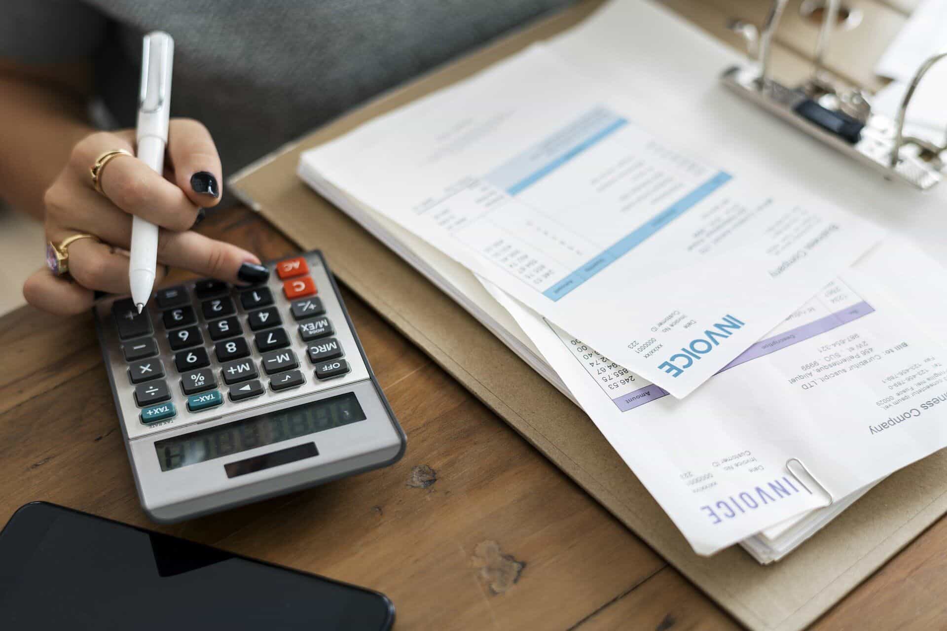 Românii pun pe primul plan plata utilităților și a ratelor când își planifică rambursarea datoriilor (studiu)