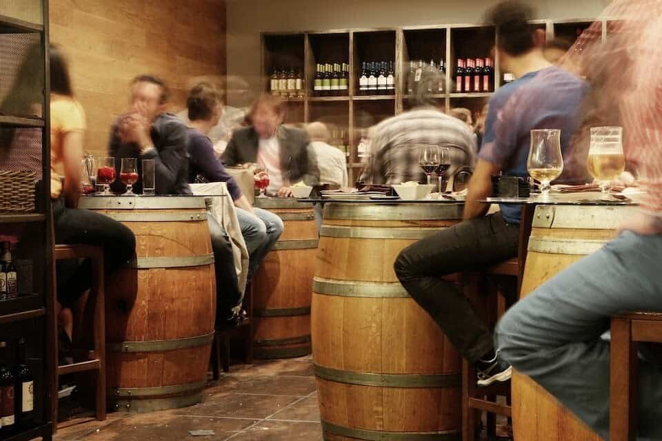 Câteva beri sau pahare de vin pe săptămână, poate reprezenta un risc pentru creier