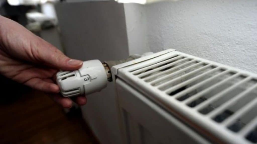 Frigul pune stăpânire pe Capitală. Când pornește căldura în apartamentele bucureștenilor