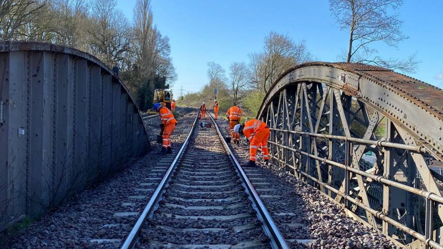 Întârzierile în inspecțiile feroviare din Marea Britanie pun în pericol siguranța și fiabilitatea trenurilor
