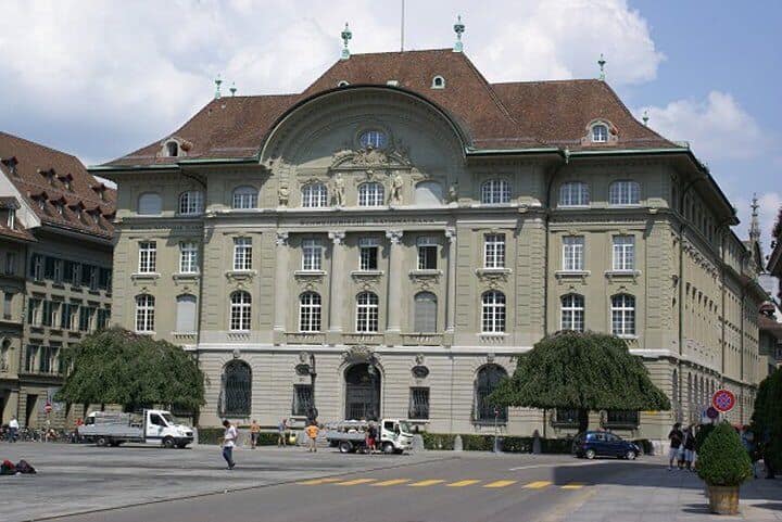 Banca Naţională a Elveţiei se confruntă cu o presiune enormă asupra monedei naţionale