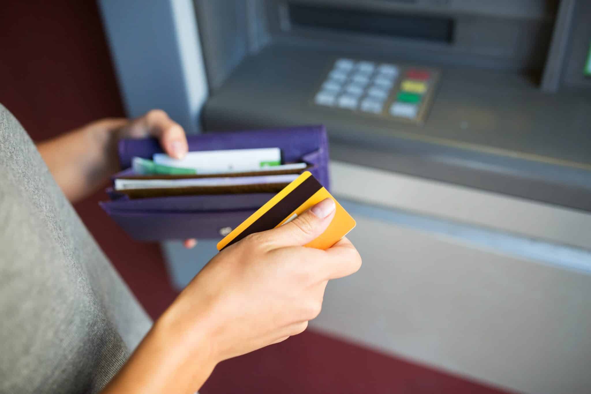 Ce se întâmplă când scoateți numerar de la un ATM?