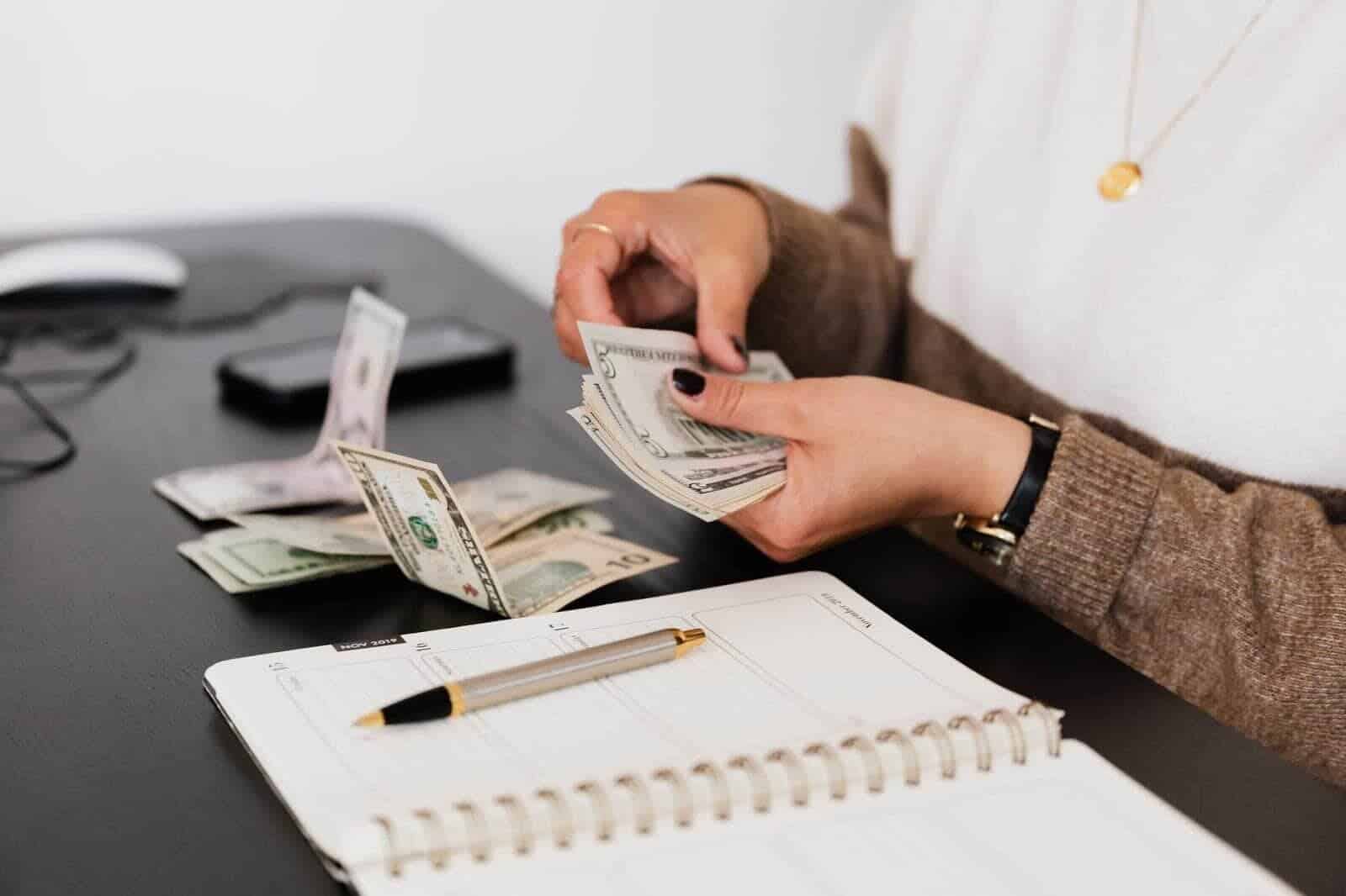 Cum este bine să-ţi calculezi cheltuielile să nu fii nevoit să faci datorii, oricât de mic ți-ar fi salariul