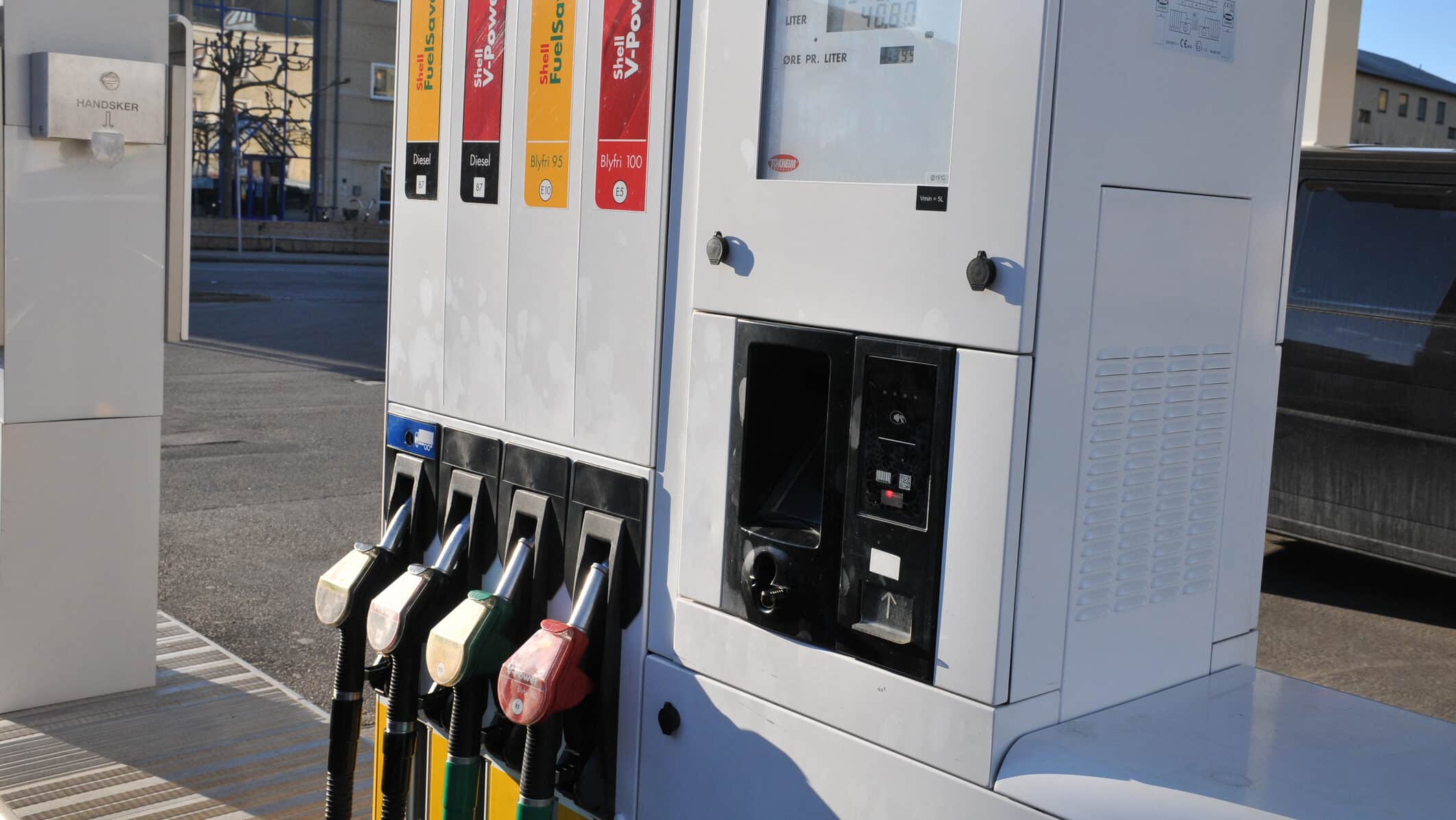 Dacă prețurile petrolului au scăzut semnificativ, astfel şi carburanții s-ar putea ieftini