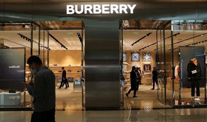 Burberry devine primul brand de lux care a suferit reacții chineze la acuzațiile de abuzuri din Xinjiang