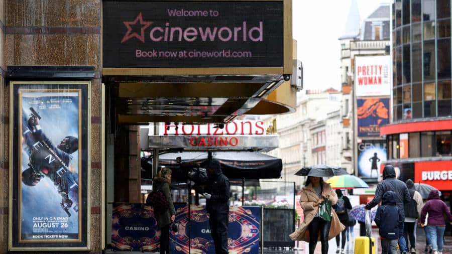 CVC și Elliott depun oferte pentru o parte din lanțul Cineworld aflat în dificultate