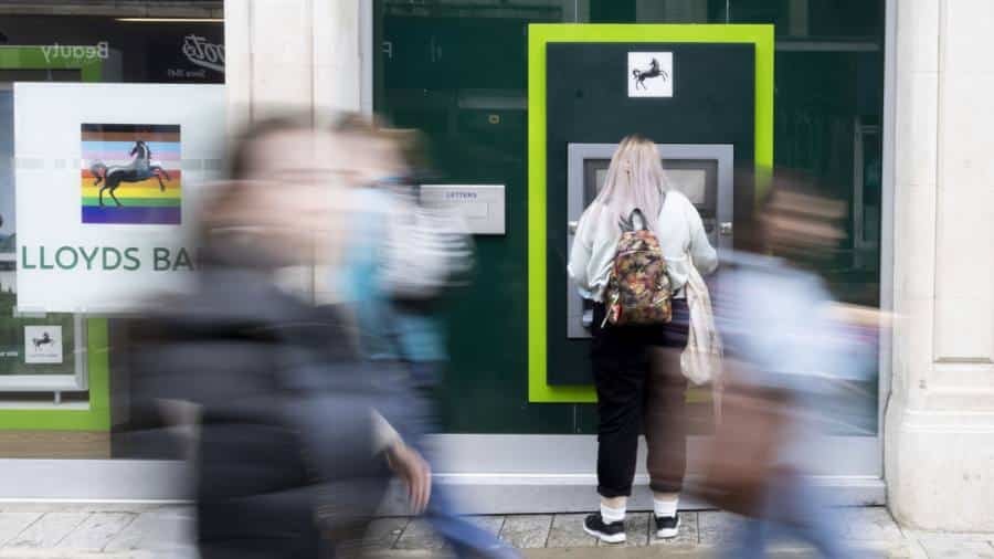 Profitul trimestrial al Lloyds a crescut, chiar dacă previziunile pentru pierderi din credite au crescut