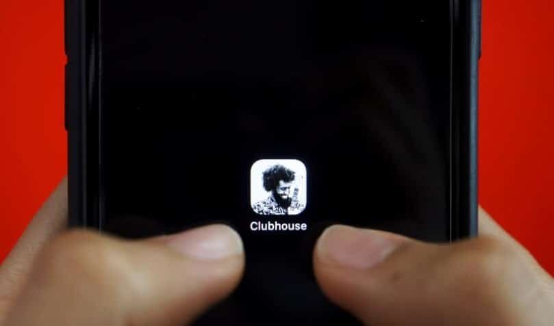 De la Clubhouse la Twitter Spaces, rețelele sociale se luptă cu gestionarea materialelor audio difuzate live